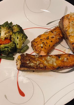 A picture of Lemon burnt garlic salmon.