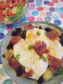 Una foto de Huevos rotos con jamón y setas portobello