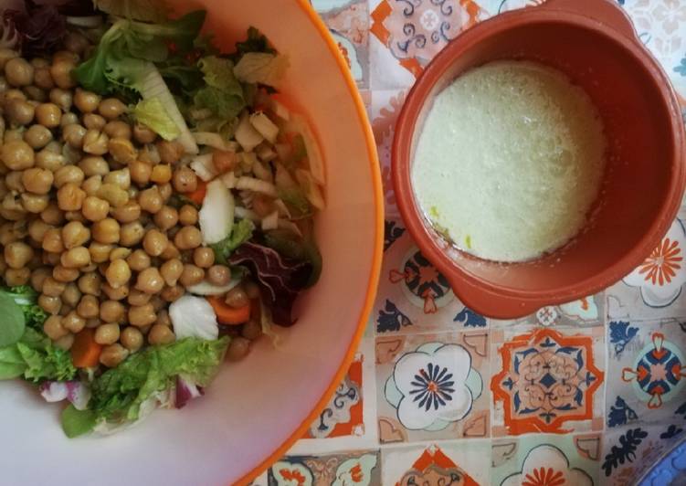 Insalata con salsa tzatziki