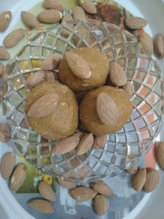 A picture of Wheat flour laddu.