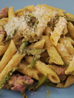 Una foto de Penne a la carbonara de trigueros y butifarra