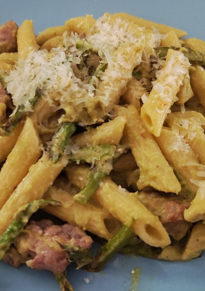 Una foto de Penne a la carbonara de trigueros y butifarra