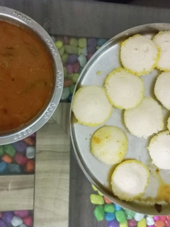 इडली सांबर(idli sambar recipe in hindi) रेसिपी मुख्य फोटो