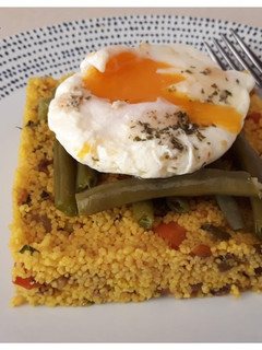 Una foto de Cuscús con verdura y huevo