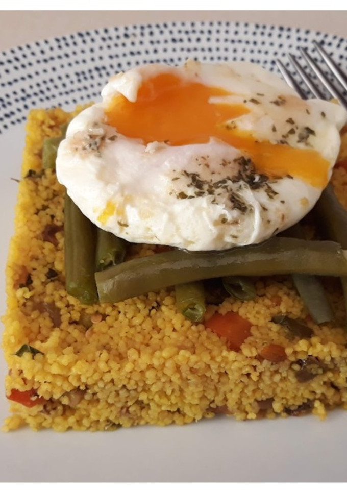 Una foto de Cuscús con verdura y huevo