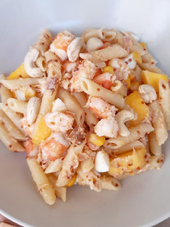 Una foto de Ensalada de pasta, mango y langostinos