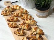 Une photo de croissant pâte feuilletée