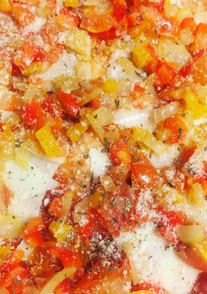 Una foto de Pizza 🍕 de vegetales con queso 🧀