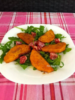 Una foto de Ensalada de rúcula melocotón y espetec