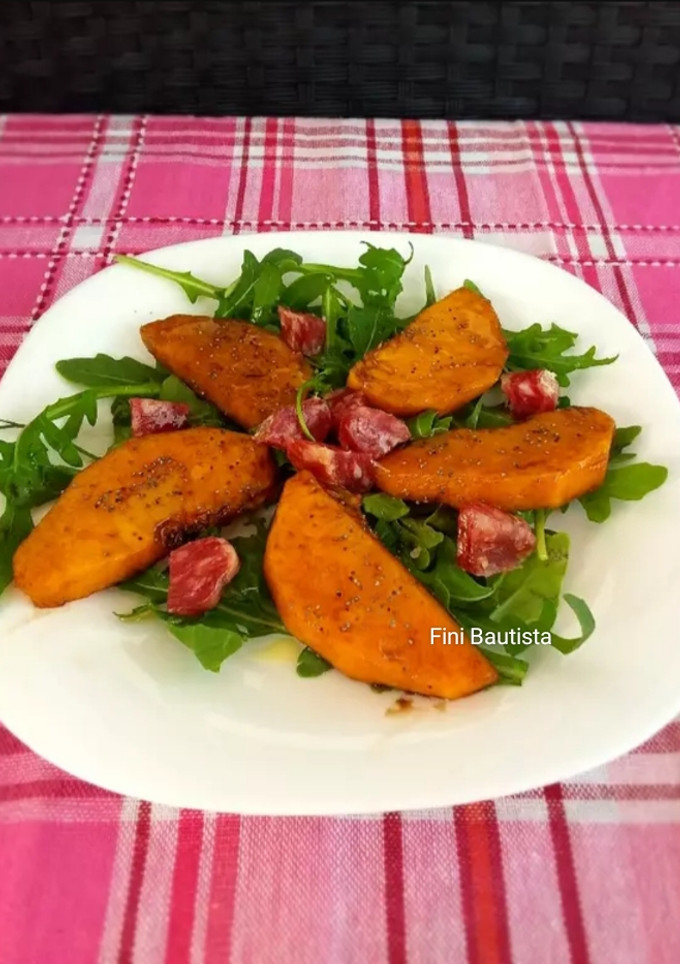 Una foto de Ensalada de rúcula melocotón y espetec