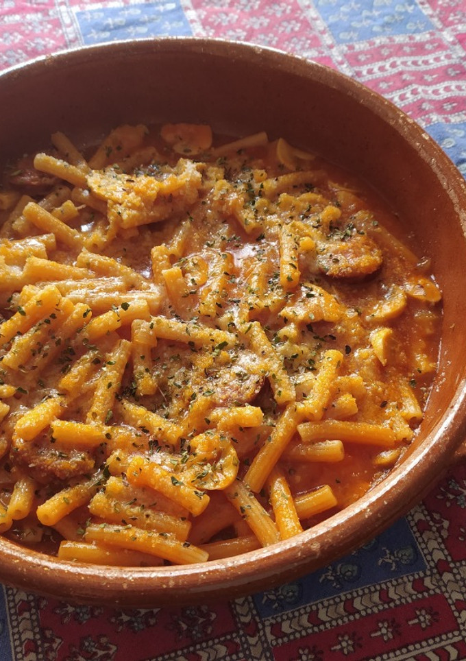 Una foto de Macarrones con tomate, chorizo y champiñones. Thermomix TM6