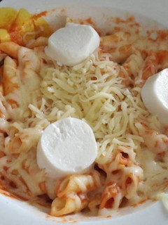 Una foto de Macarrones con queso de cabra, mozzarella y tomate