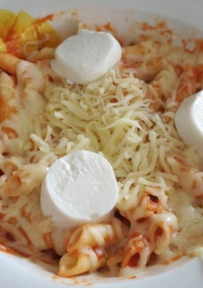 Una foto de Macarrones con queso de cabra, mozzarella y tomate