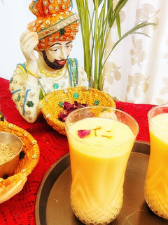 मैंगो फ्लेवर ठंडाई (mango flavour thandai recipe in Hindi) रेसिपी मुख्य फोटो