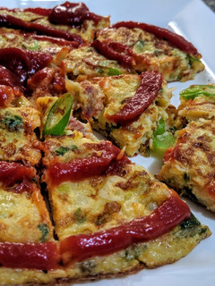 Una foto de TORTILLA Española 🍲con Txistorra y Cebolla larga...!😜