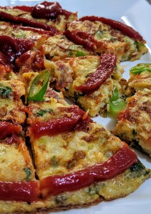 Una foto de TORTILLA Española 🍲con Txistorra y Cebolla larga...!😜