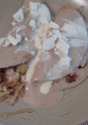 Una foto de Enfrijoladas de papas con chorizo