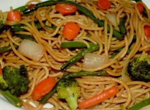 Una foto de Fideos chinos con verduras