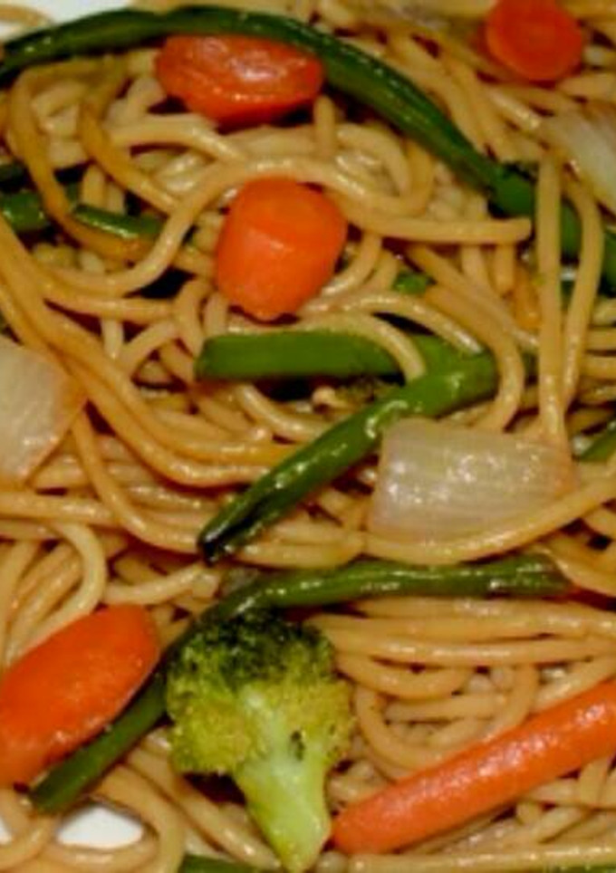Una foto de Fideos chinos con verduras