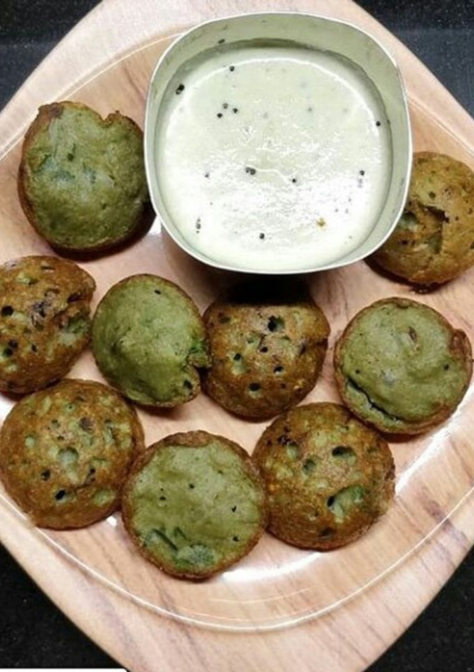 A picture of Moong Dal appe.