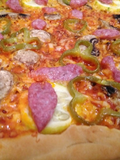 Una foto de Pizza de verduras con salchichas frescas