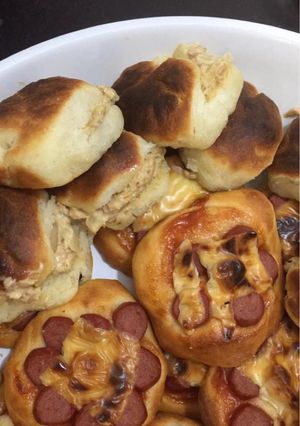 صورة لوصفة فطائر بالتونة وبيتزا بالسجق او البيبروني ♥️