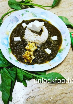 A picture of Palak paneer.
