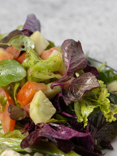 Hình của món Salad Rau Dền và Dấm Balsamic Mù tạt.