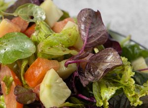 Hình của món Salad Rau Dền và Dấm Balsamic Mù tạt.