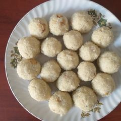 A picture of Rava and Coconut Ladoo.