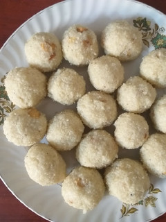 A picture of Rava and Coconut Ladoo.