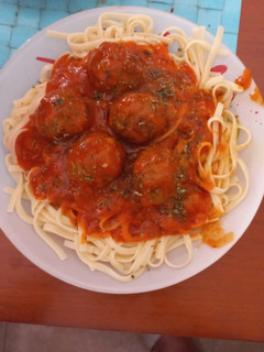 Una foto de Macarrones con albóndigas fácil (sin huevo ni pan rallado)