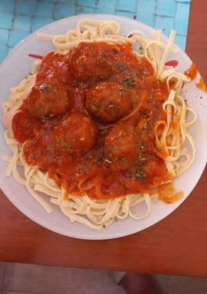 Una foto de Macarrones con albóndigas fácil (sin huevo ni pan rallado)