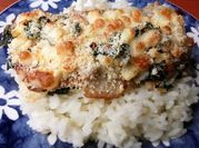 Una foto de pescado al horno con queso manchego