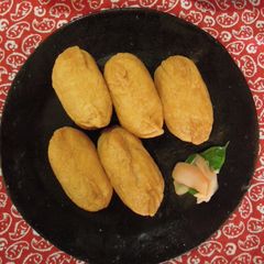 A picture of Inarizushi (inari-sushi).