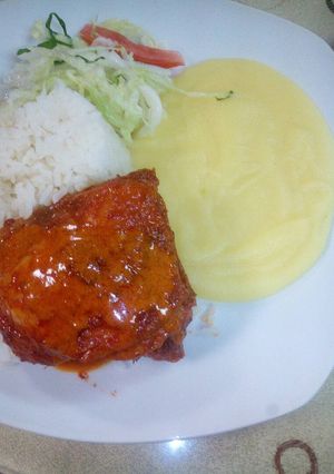 A picture of Mashed Potatoes with Braised Chicken.