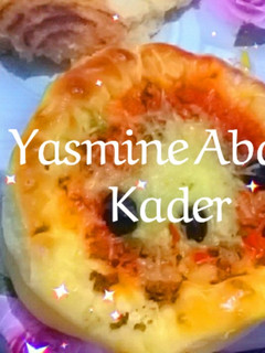 صورة لوصفة ميني بيتزا محشية الاطراف بعجينة هشة😋