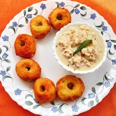 A picture of Medu Vada.