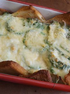 Una foto de Pastel súper fácil de pan de sándwich dorado al horno