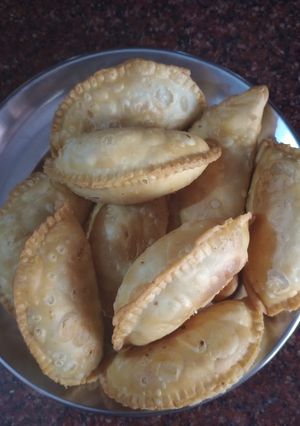 गुजिया (Gujiya recipe in hindi) रेसिपी मुख्य फोटो