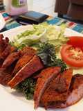 Carne adobada con ensalada verde y roja