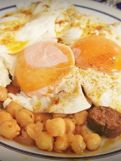 Una foto de Garbanzos con Güeñas y Huevos fritos al aceite de Pimentón