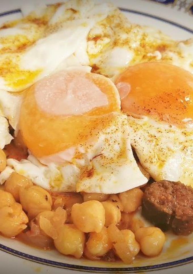 Una foto de Garbanzos con Güeñas y Huevos fritos al aceite de Pimentón