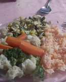 Filete de pescado con rajas y elote, verduras cocidas y arroz rojo mexicano