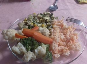 Una foto de Filete de pescado con rajas y elote, verduras cocidas y arroz rojo mexicano