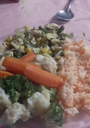 Una foto de Filete de pescado con rajas y elote, verduras cocidas y arroz rojo mexicano