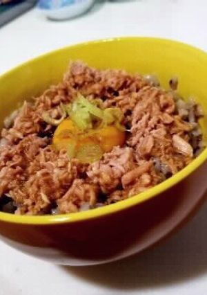 A picture of Egg tuna bowl.