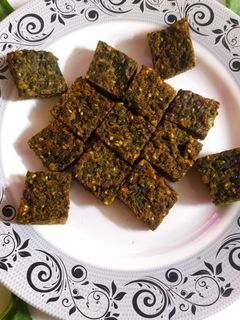 खमंग खुसखुशीत पालक वडी (palak vadi recipe in marathi) रेसिपी चे मुख्य फोटो