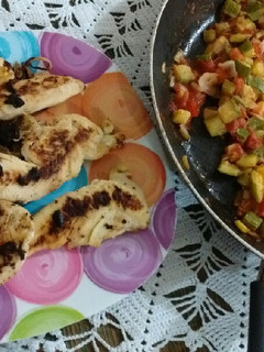 Una foto de Fajitas de pollo encebollado con calabazas a la mexicana