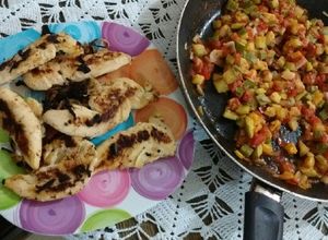 Una foto de Fajitas de pollo encebollado con calabazas a la mexicana
